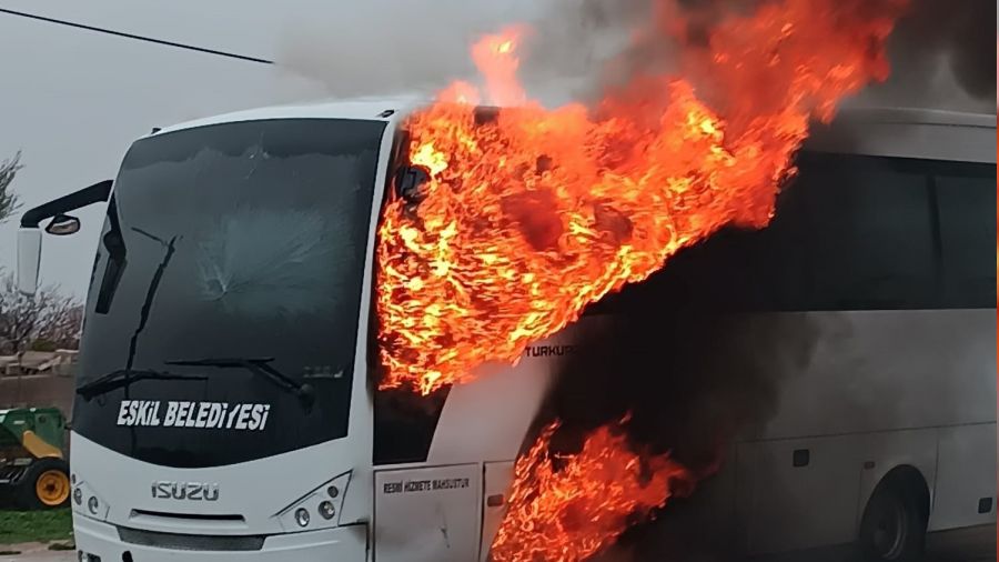Aksaray'da faciadan dönüldü... İçinde 25 öğrenci vardı