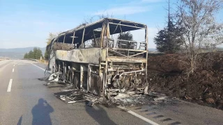 Alev topuna dönen yolcu otobüsü tamamen yandı