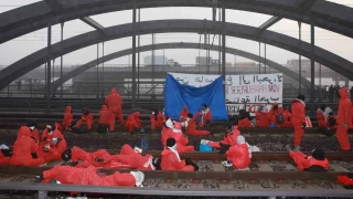 Almanya'da göstericiler İsrail ve hükümeti protesto için ülkenin en önemli limanını kapattı