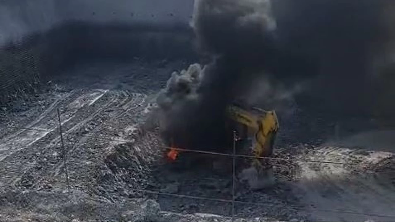 Arnavutköy'de iş makinesi alev alev yandı