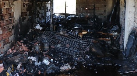 Bayram öncesi ekmek yapan ailenin evi yangında küle döndü