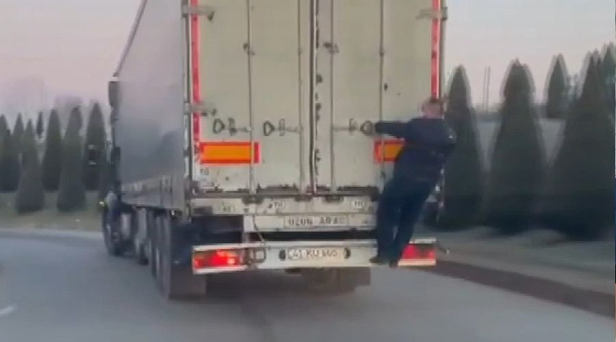 Bedava yolculuk için asıldığı tırdan inmek için soğuk terler döktü