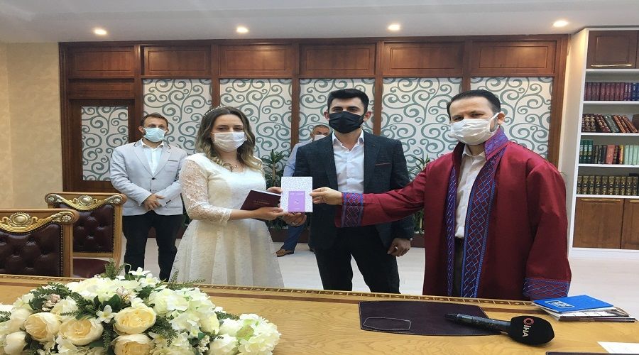 Belediyelerde nikah s�ras� bulamayanlar m�ft�l��e ko�tu