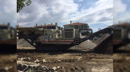 Belediyenin 4,5 milyonluk taş kırma makinesini çaldılar