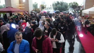 Bin TL i�in ya�mur alt�nda beklediler