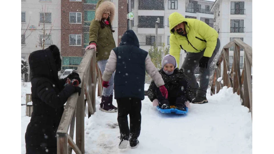 Bolu'da okullar 1 g�n tatil edildi