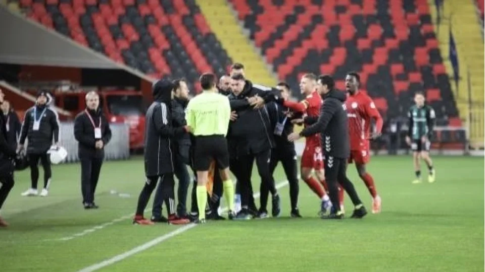 Burak Y�lmaz �z�r diledi