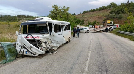 Burdur'da işçi servisi ile otomobil çarpıştı