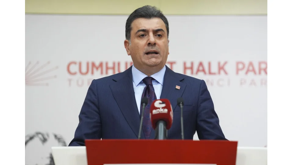 CHP'den Kamer Gen�'in mezar� ba��nda rak�l� anma a��klamas�