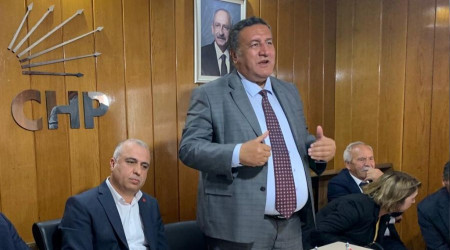 Çiftçi kazandığını tarlada bırakıyor