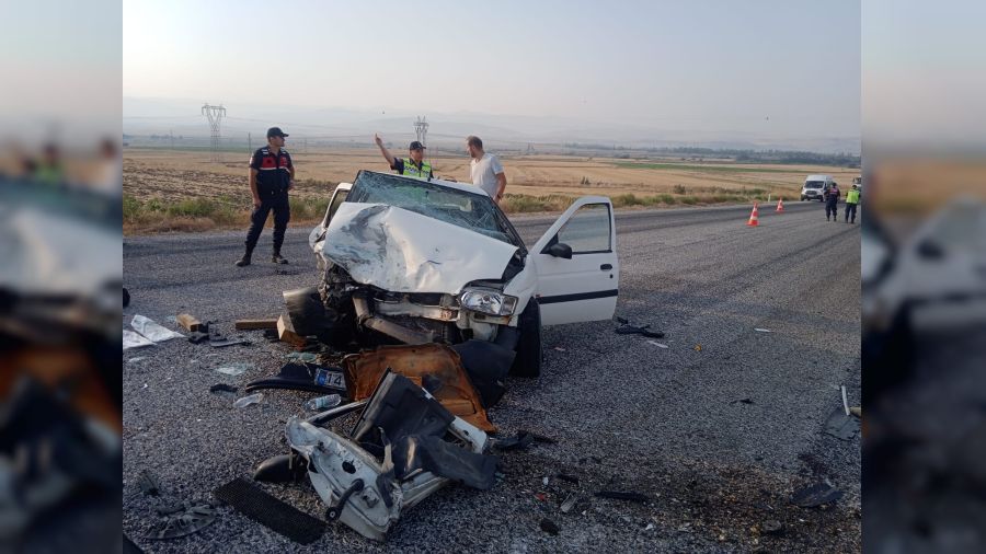 Çorum'da iki otomobil çarpıştı, 2 kişi öldü, 5 kişi yaralandı