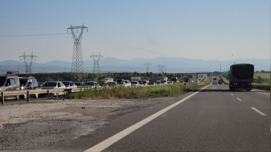 D-100 Karayolu'nda kilometrelerce bayram kuyru�ui