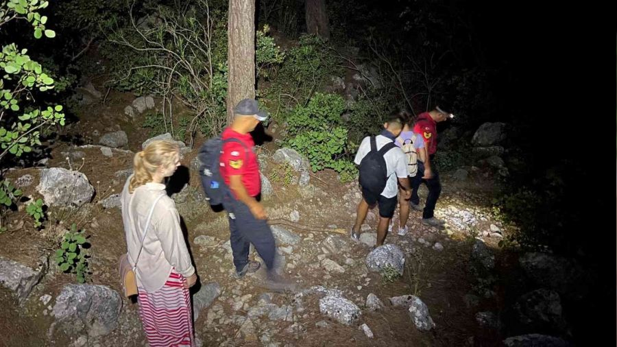 Dağda mahsur kalan 3 turist kurtarıldı