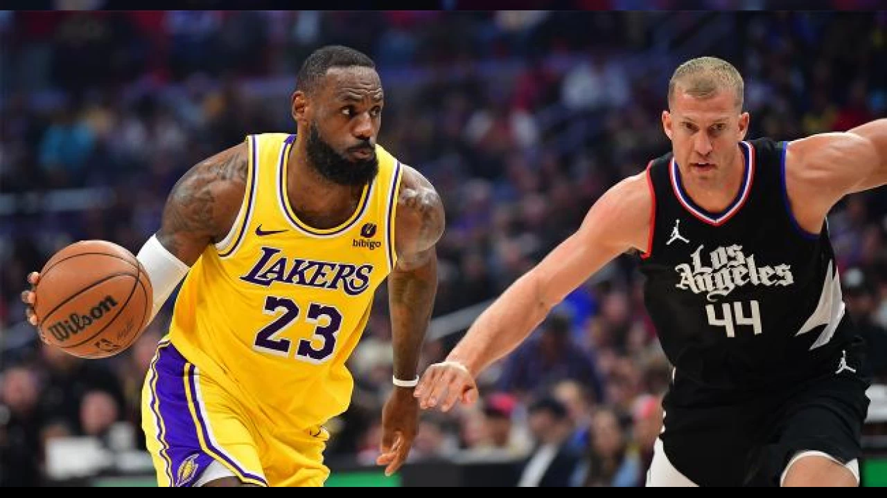 Derbide Lakers güldü