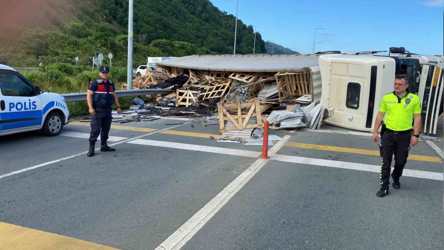 Devrilen tır, Karadeniz Sahil Yolu'nu kapattı