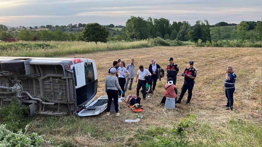 Düğün yolunda kaza: 1'i ağır 3 yaralı
