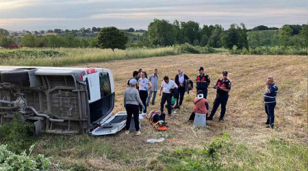 Düğün yolunda kaza: 1'i ağır 3 yaralı