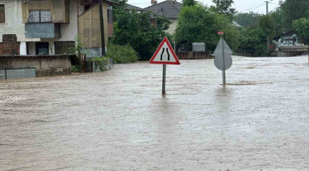 Dzce'de uyar levhalar su altnda kald