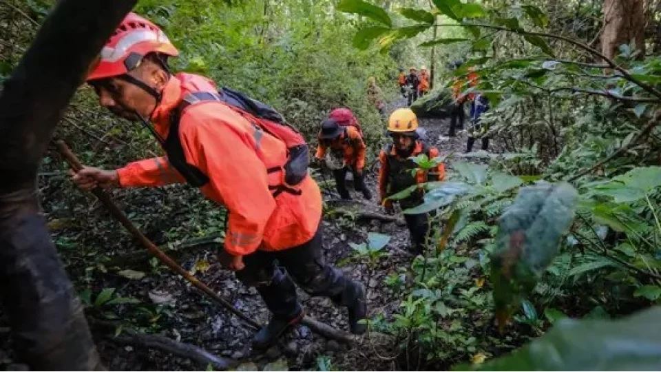 Endonezya'da g�zlem u�a�� d��t�: 11 ki�iden haber al�nam�yor