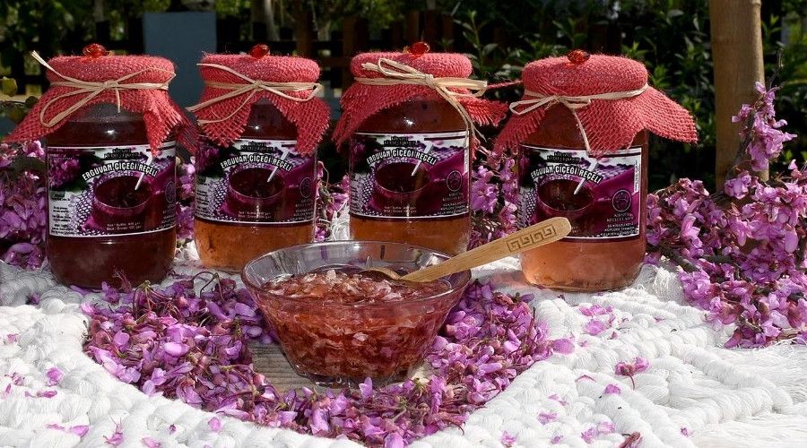 Erguvan Çiçeği reçeli hem göze, hem damağa hitap ediyor