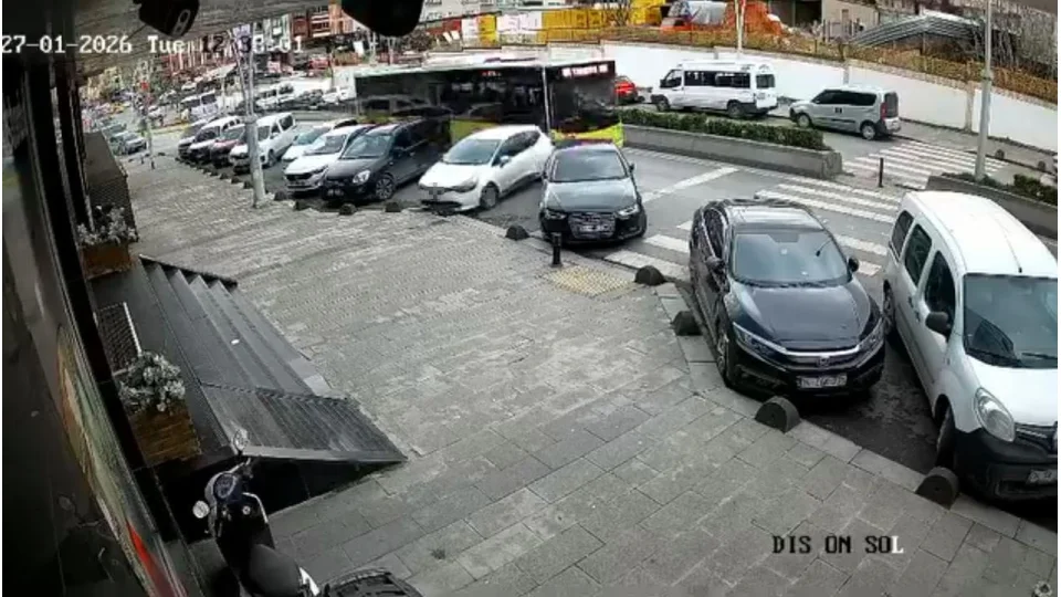 Esenler'de �ETT otob�s� park halindeki ara�lara �arpt�