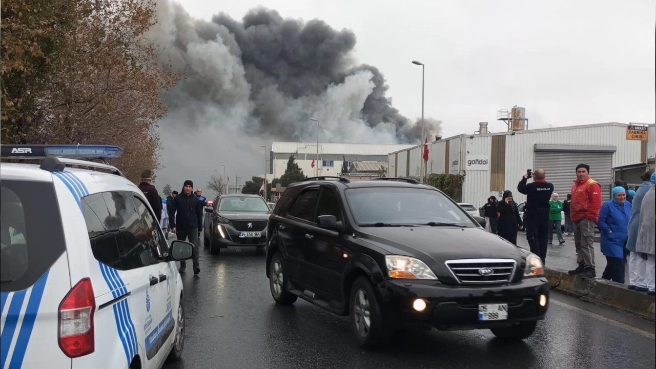 Esenyurt'ta tıbbi cihaz üretimi yapan fabrikada yangın çıktı