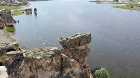 Frig Vadisi'nin gözdesi 'Emre Gölü' turistlerin ilgi odağı