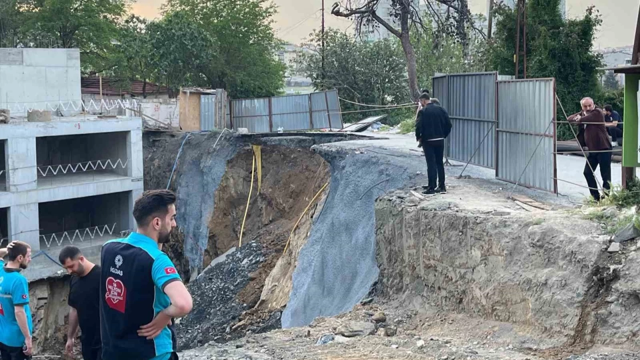 Gaziosmanpaşa'da inşaat çalışması sırasında yol çöktü