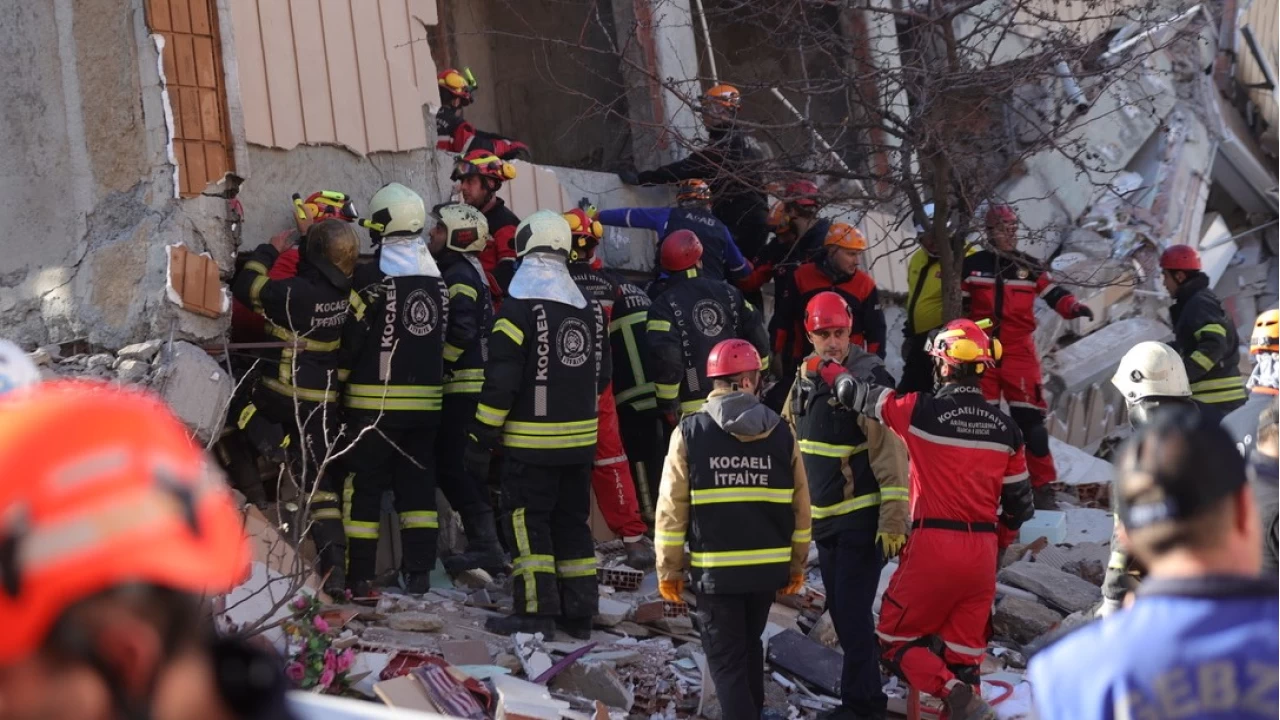 Gebze'de çöken binanın enkazından ses alındı