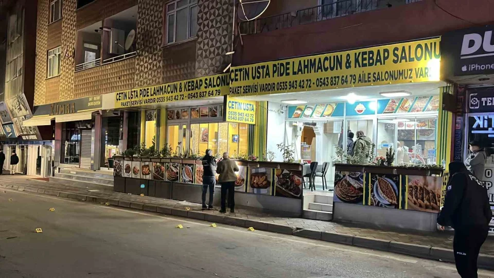 Gebze'de m��terilerin bulundu�u kebap��ya kur�un ya�d�rd�lar: 2 yaral�