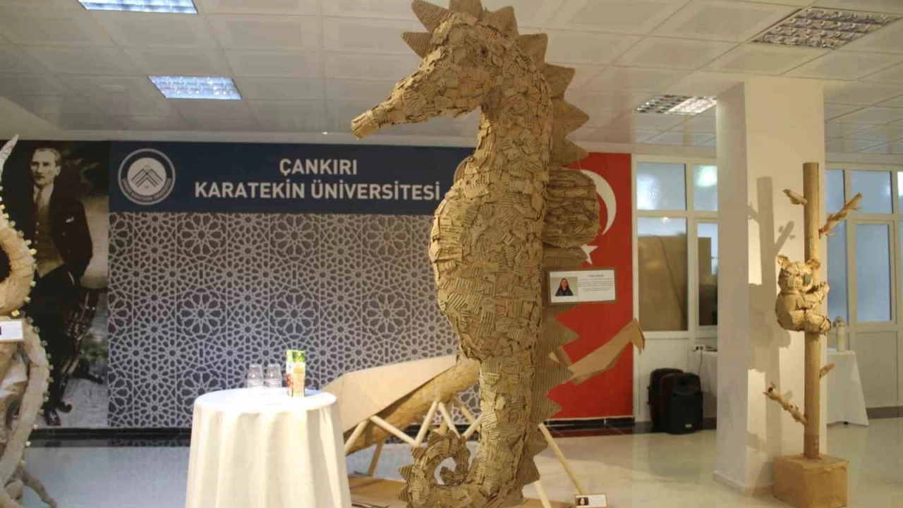 Gen�ler at�k kartonlardan sanat eseri yapt�