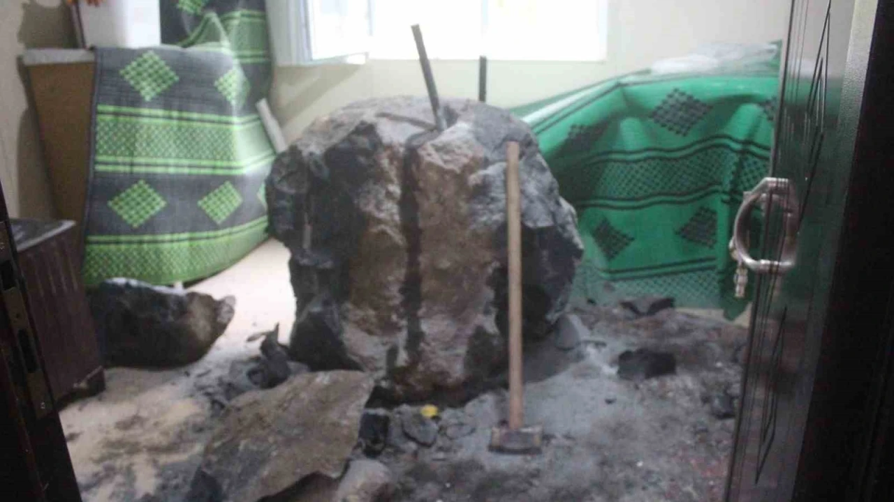 Giresun'da kopan kaya parçası evin içerisine girdi