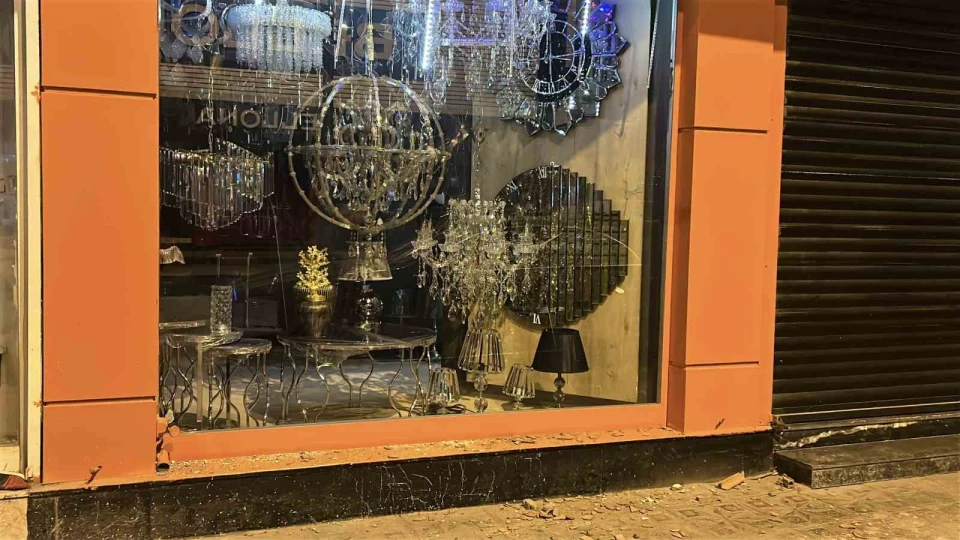 Hatay'da ne oluyor? 6 ara� ve 4 i� yerinin camlar�n� k�rd�lar