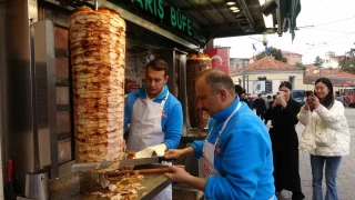 Hesabı ödememek için yemeğine saç koydu