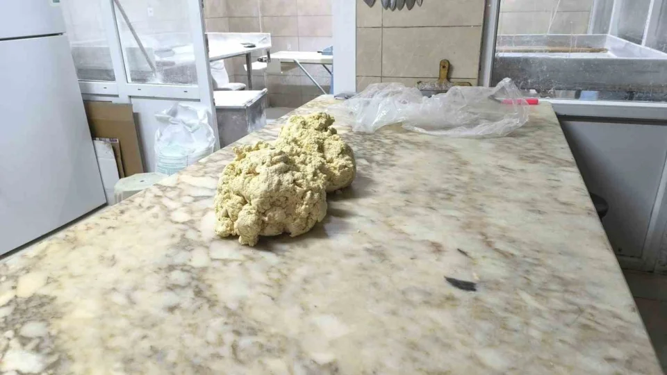 ��ren�! Tatl� hamurunu aya��yla �i�nedi