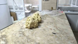 ��ren�! Tatl� hamurunu aya��yla �i�nedi