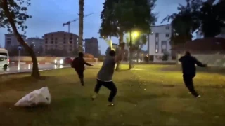 İmamı camiye sokmayan şahıs taşla kovalandı