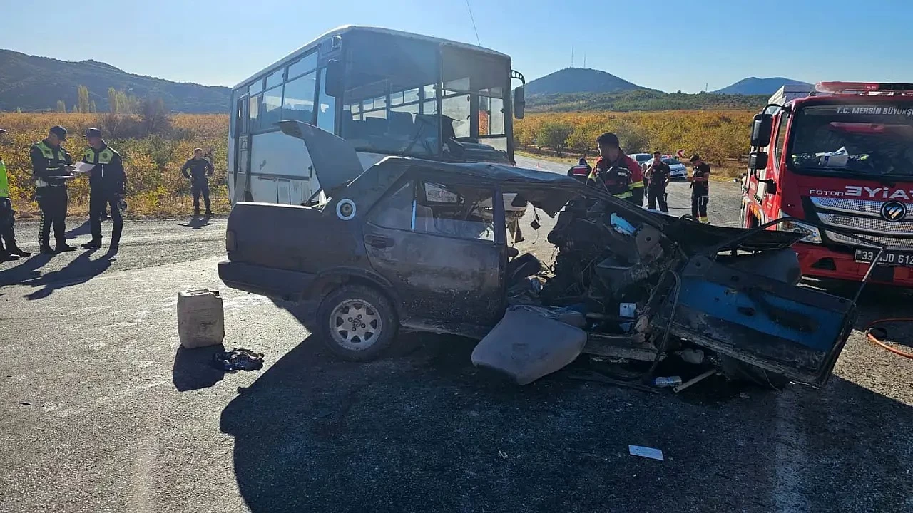 İşçi midibüsü ile otomobil çarpıştı: 3 ölü, 12 yaralı