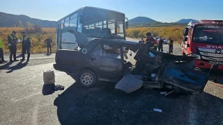 İşçi midibüsü ile otomobil çarpıştı: 3 ölü, 12 yaralı