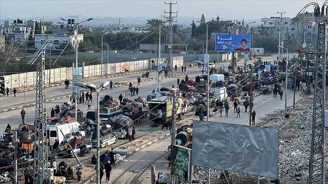 İsrail'in engeline rağmen on binlerce Filistinli Gazze'nin kuzeyindeki evlerine dönmek için yola çıktı