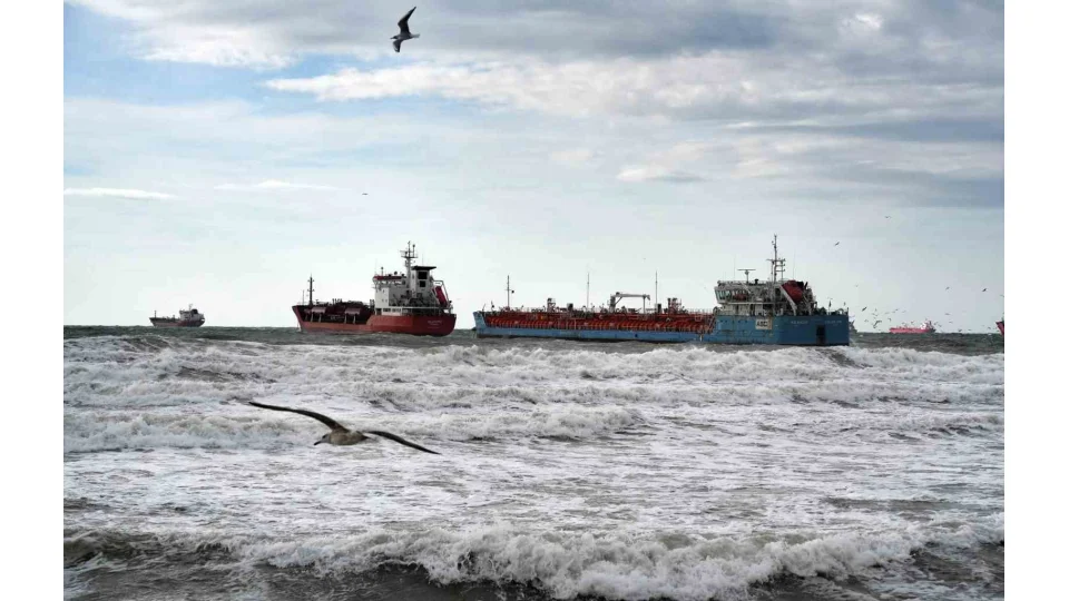 �stanbul'da birbirine temas eden tankerlerden biri kurtar�ld�