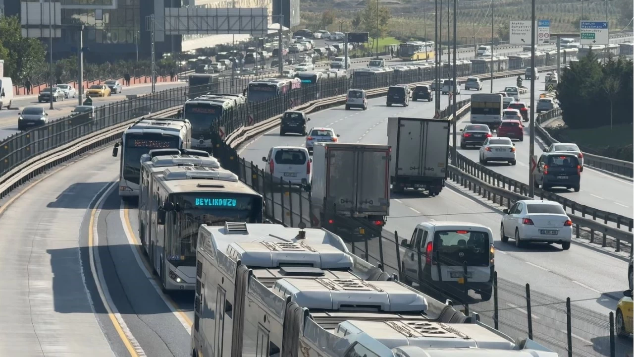 İstanbul'da iki metrobüs çarpıştı...