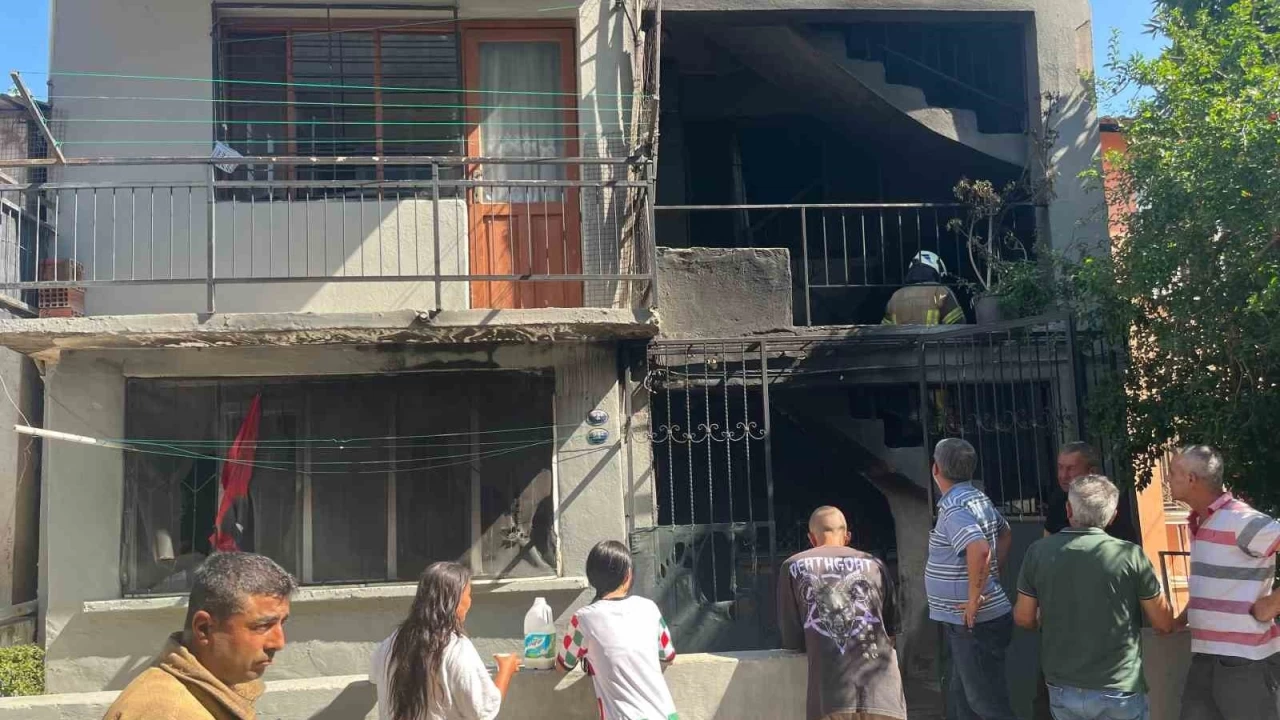 İzmir'de 4 katlı binanın zemin katında yangın çıktı