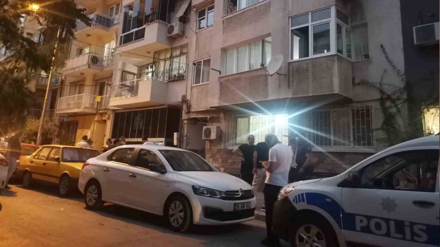 İzmir'de anne ile oğlu evlerinde ölü bulundu