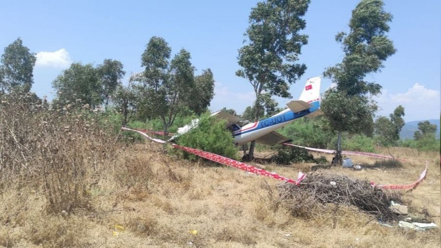 �zmir'de �zel bir u�ak araziye d��t�