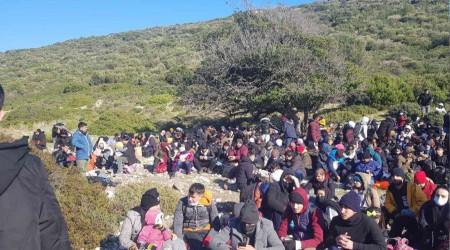 İzmir'de yasa dışı yollarla kaçmaya çalışan 120 göçmen yakalandı