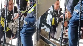 Kafasını demir korkuluğa sıkıştıran çocuğu itfaiye kurtardı