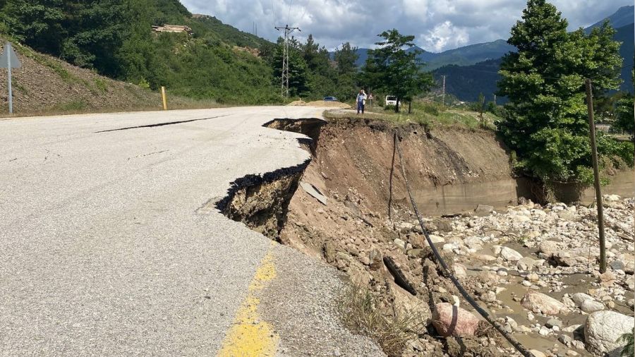 Karabük'te sağanak heyelanlara neden oldu