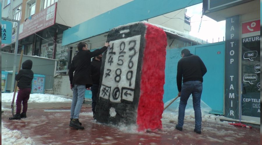 Kardan adam yerine kardan cep telefonu yapt�lar