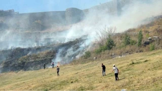 Kars Kalesi'nin eteklerinde korkutan anız yangını
